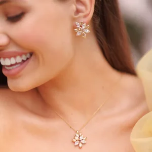 Caroline Svedbom Örhängen>Melia Earcuff Crystal + Golden Shadow