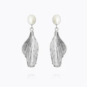 Caroline Svedbom Örhängen>Mini Golden Leaf Earrings/Pearl